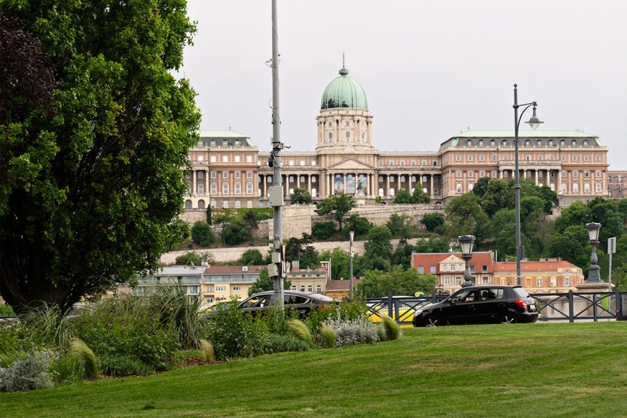 Gresham Palota előtti zöldterület – fotózás Budapest szívében a Duna közelében